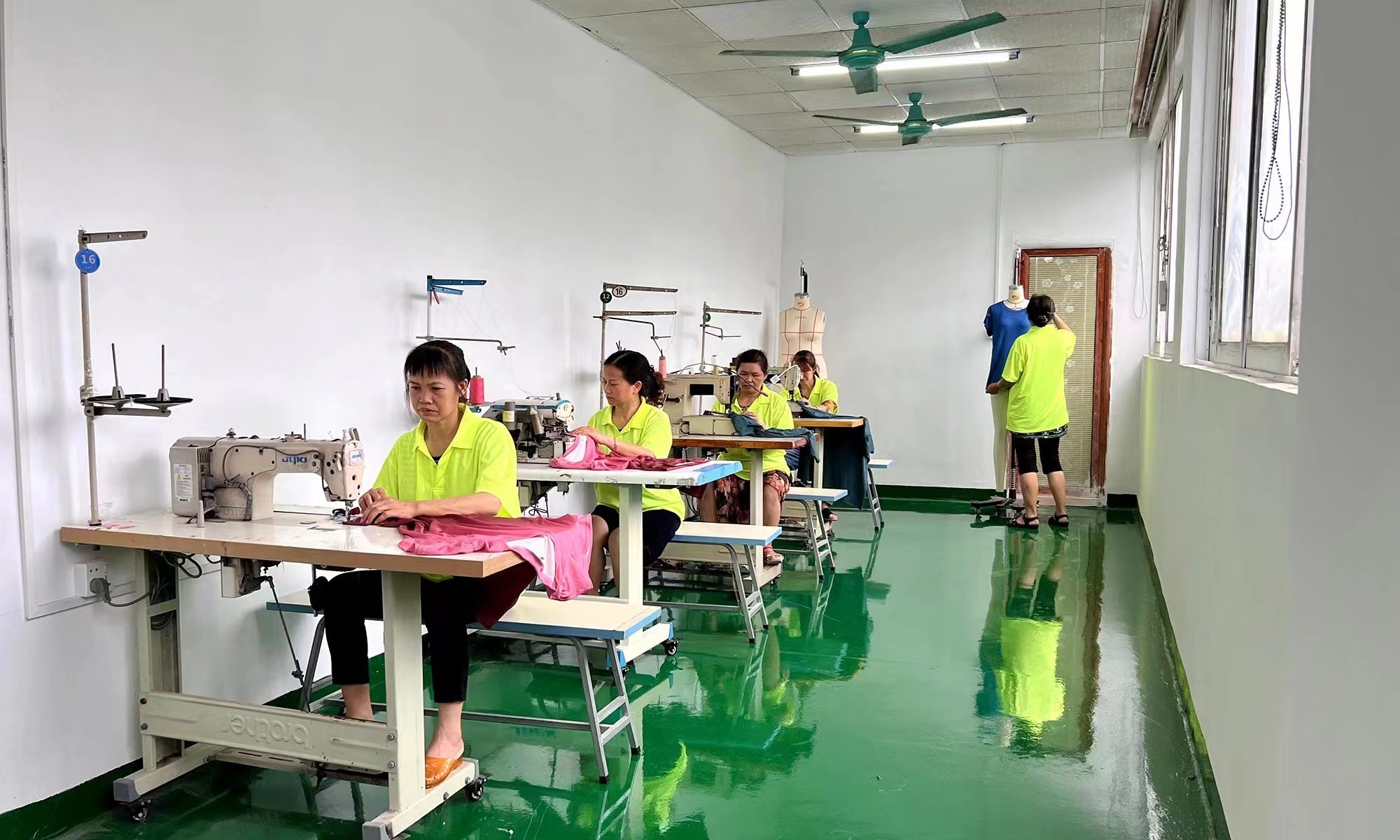 Guangzhou Vinas clothing technology Co., LTD linia produkcyjna fabryki