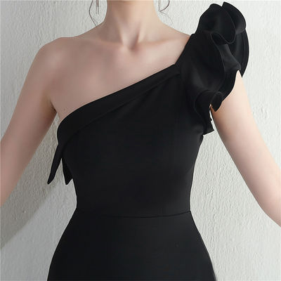 Jednoroczne ramię Slim Fit Formal Robe Ruffled Edge Cover Hip Fashion Sexy Slit Dress