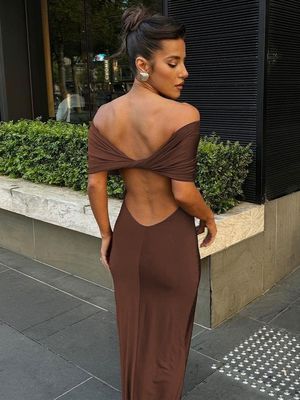 Zindywidualizowana jedna linia, suknia z plecami na ramionach, slimming, spinaczka, suknia kobieta.